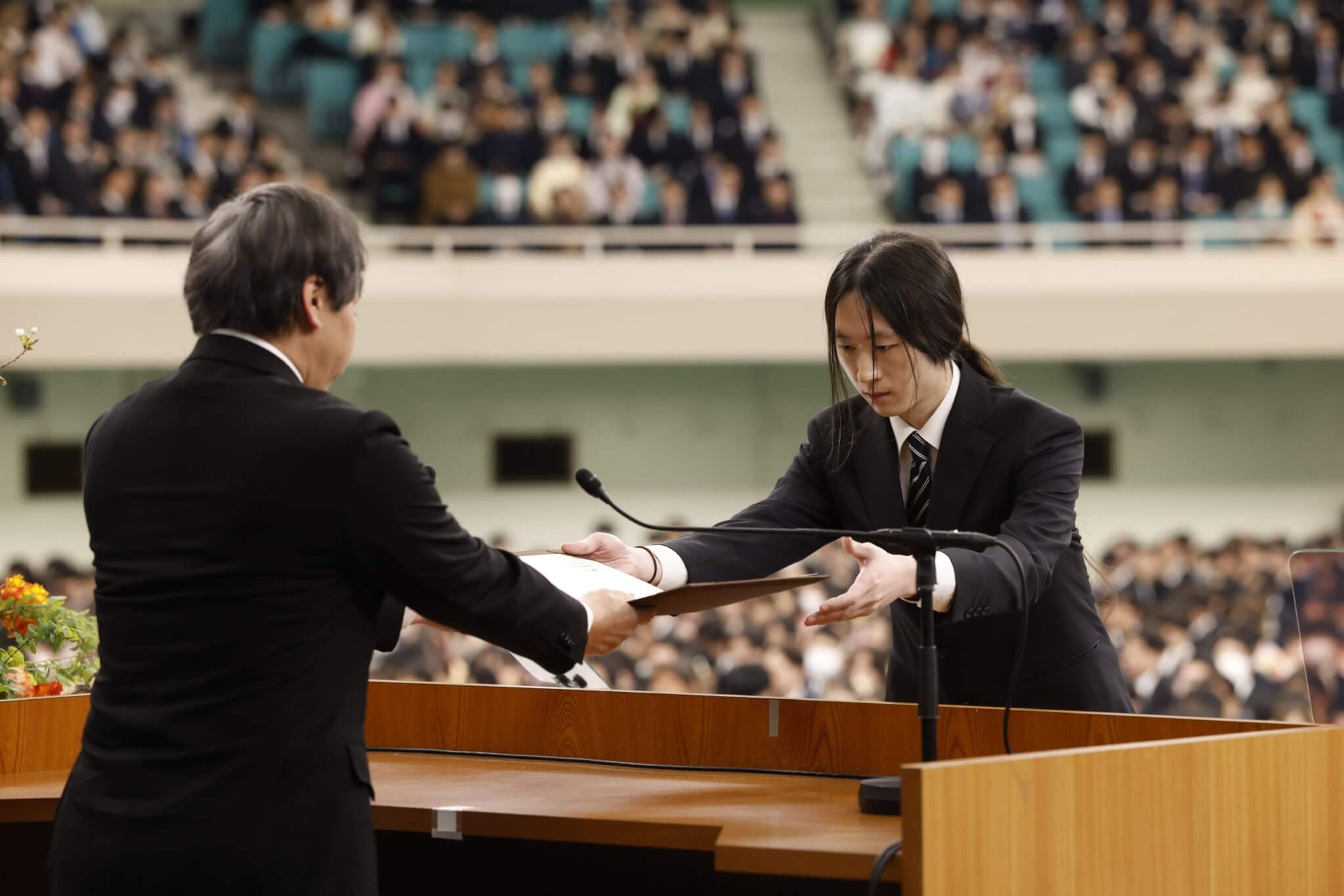 経済学部学位記授与 唐 勁然さん（経済学部菅原琢磨教授から）